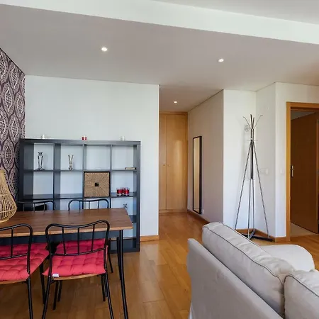 Riverside Luxury Expo Near The Airport Apartment *